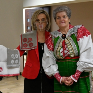 Na zdjęciu Dyrektor Biblioteki p. Ewa Młynarczuk oraz p. Halina Witkowska, prowadzaca warsztaty