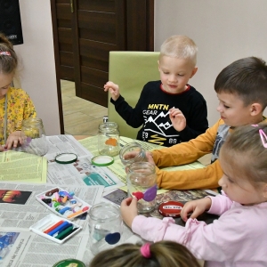 Dzieci wykonują prace plastyczne -3