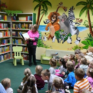 Zdjęcie przedszkolaków w bibliotece-3