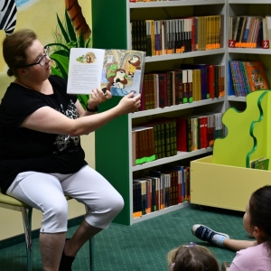 Pani bibliotekarka czyta książkę dzieciom