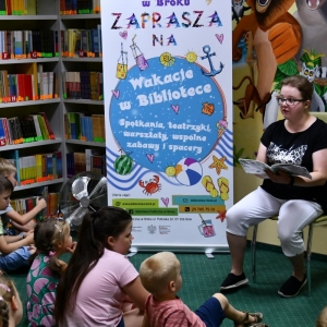 Pani bibliotekarka czyta książkę dzieciom