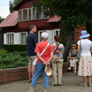 Zwiedzajacy przed pomnikiem Marszałka Józefa Piłsudskiego