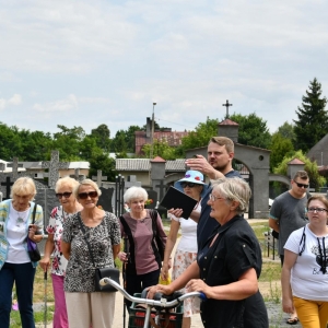 Zwiedzający na cmentarzu parafialnym-2