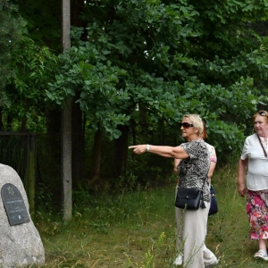 Zwiedzajacy przed cmentarzem żydowskim-1