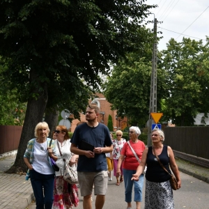 Grupa zwiedzających wraz z przewodnikiem zwiedza uliczki Broku-2
