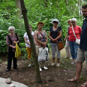 Uczestnicy spaceru słuchają historii żydów mieszkajacych w Broku-4