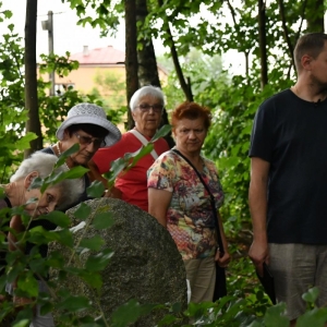 Uczestnicy spaceru słuchają historii żydów mieszkajacych w Broku-2