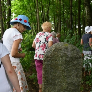 Uczestnicy spaceru słuchają historii żydów mieszkajacych w Broku-3