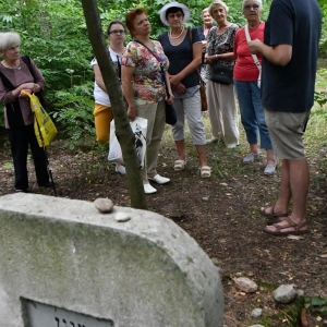 Uczestnicy spaceru słuchają historii żydów mieszkajacych w Broku-5
