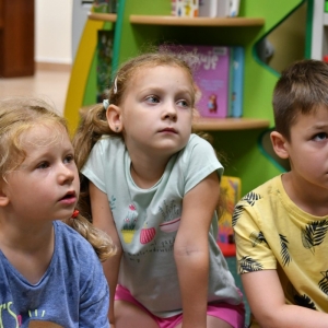 Dzieci słuchają opowiadania czytanego przez p. bibliotekarkę-2
