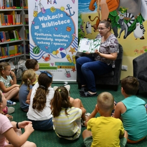 Dzieci słuchają opowiadania czytanego przez p. bibliotekarkę-4