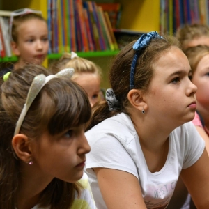 Dzieci słuchają opowiadania czytanego przez p. bibliotekarkę-3