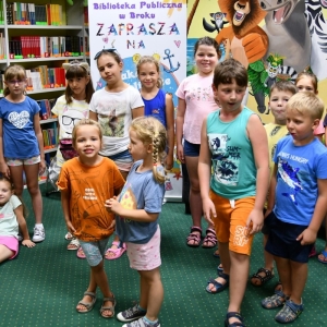 Zdjęcie grupowe uczestników wakacji w bibliotece