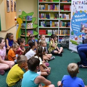 Dzieci słuchają opowiadania czytanego przez p. bibliotekarkę-1