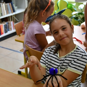 Dzieci wykonują pająki z kreatywnych drucików 2