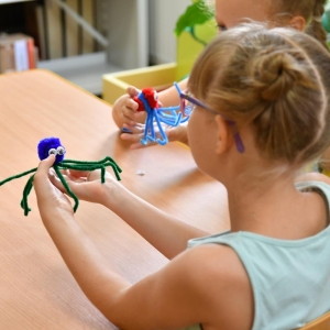 Dzieci wykonują pająki z kreatywnych drucików 6