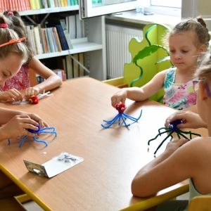 Dzieci wykonują pająki z kreatywnych drucików 4