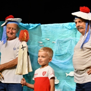 Dzieci wraz z aktorami i lalkami na scenie-4