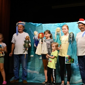 Dzieci wraz z aktorami i lalkami na scenie-3