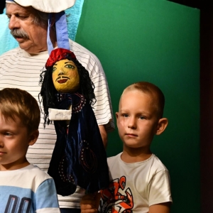 Dzieci wraz z aktorami i lalkami na scenie-2