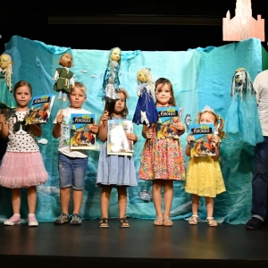 Dzieci wraz z aktorami i lalkami na scenie-1