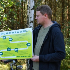 Leśnik p. Damian Piekarski opowiada uczestnikom spacerku o zwierzętach napotkanych w lesie -3