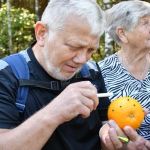 Uczestnicy za pomocą odpowiednich przyrządów uczą się na pomarańczy usuwać kleszcze-5