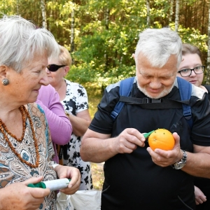 Uczestnicy za pomocą odpowiednich przyrządów uczą się na pomarańczy usuwać kleszcze-3