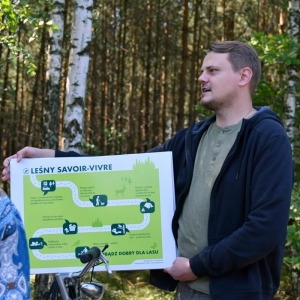 Leśnik p. Damian Piekarski opowiada uczestnikom spacerku o zwierzętach napotkanych w lesie-1