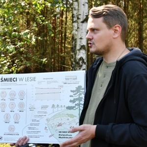 Leśnik p. Damian Piekarski opowiada uczestnikom spacerku o zaśmiecaniu lasów 