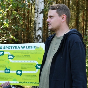Leśnik p. Damian Piekarski opowiada uczestnikom spacerku o zwierzętach napotkanych w lesie -5