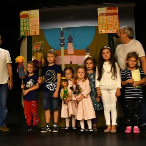 Zdjęcie grupowe uczestników spektaklu wraz z aktorami i lalkami-3