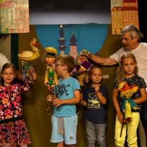 Zdjęcie grupowe uczestników spektaklu wraz z aktorami i lalkami-1