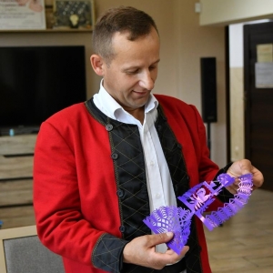 Pan Stanisław prowadzi warsztaty wycinanki kurpiowskiej 