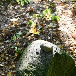 Składanie kamieni na macewach
