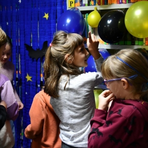 Uczestnicy rozwiązują zagadki ukryte w balonach