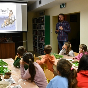 Pan Damian Piekarski opowiada dzieciom o sowach 