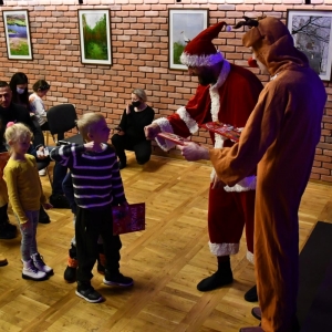 Mikołaj rozdaje dzieciom prezenty-4