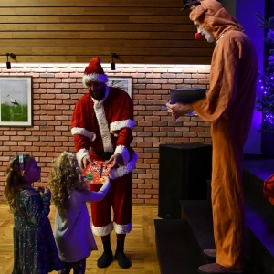 Mikołaj rozdaje dzieciom prezenty-1