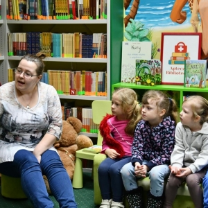Pani Bibliotekarka czyta dzieciom