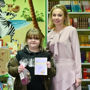 Dyrektor Biblioteki pani Ewa Młynarczuk wręcza nagrody zwycięzcom konkursu