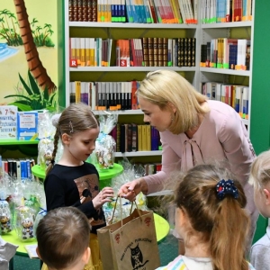 Dyrektor Biblioteki pani Ewa Młynarczuk wręcza nagrody zwycięzcom konkursu
