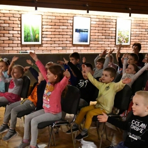 Dzieci aktywnie biorące udział w spektaklu