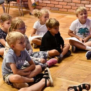 Dzieci uczestniczą w warsztatach teatralnych-4