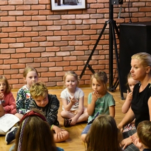 Dzieci uczestniczą w warsztatach teatralnych-5