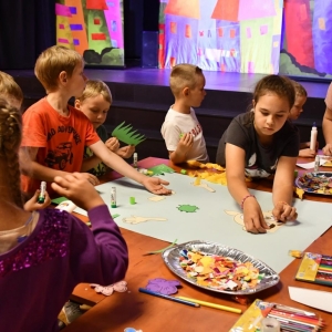 Dzieci biorą udział w warsztatach kreatywnych -wykonują obrazek Pipi 11