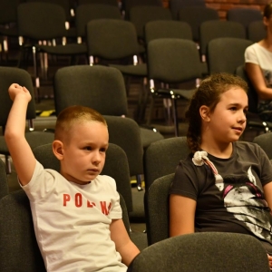 Dzieci biorą udział w warsztatach teatralnych 3