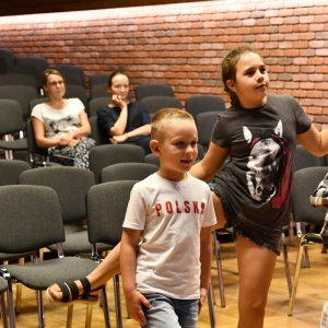 Dzieci wykonują ćwiczenia aktorskie -4