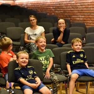 Dzieci biorą udział w warsztatach teatralnych 1