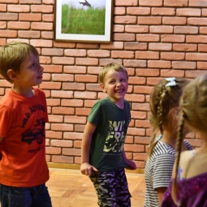 Dzieci wykonują ćwiczenia aktorskie -3